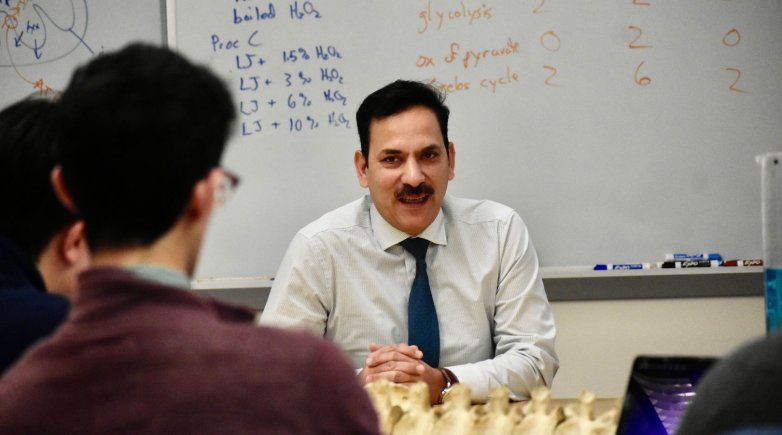 Khalid Shah visits an Exeter biology class