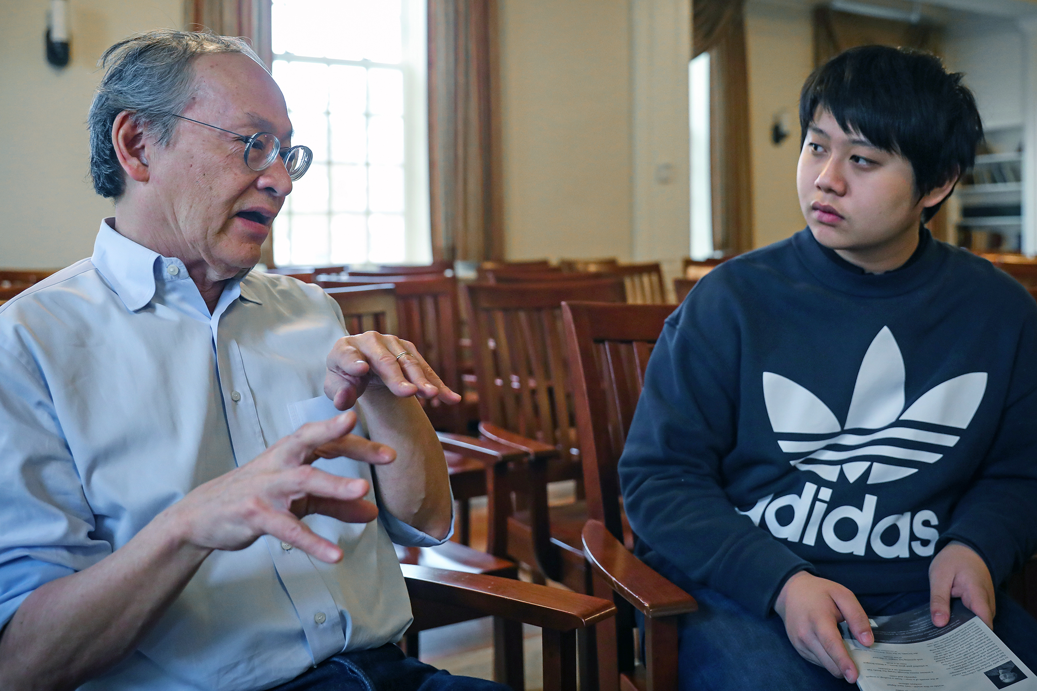 Arthur Sze discusses poetry with Felix Yeung. 