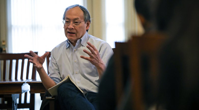 Lamont Poet Arthur Sze speaks with students in the Elting Room. 