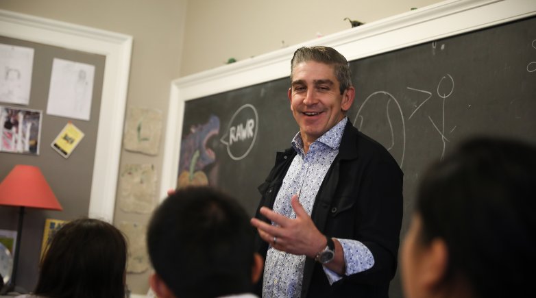 Poet Richard Blanco meets with Exeter students in a classroom.